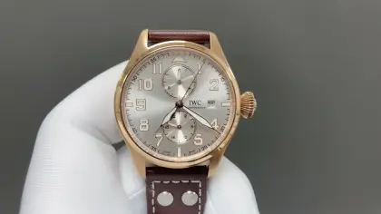 TW新品🌐颜值巅峰 IWC旗下最耀眼的明星,万国长动能月相专家. 全新飞行员系列IW51584透底腕表. 【表壳】316L精钢表壳,打磨抛光非常圆润.小秒针盘位于6点钟位置附拨针停秒功能,配有实心条钉刻度和罗马数字,3点位写有SCHAFFHAUSEN(万国飞行员英文)和准确距离日历窗,与弧形的动能装饰对称.我们可以注意到,这只手表的日历窗位于表盘最边缘,而且日历字体同原版一致.柳叶形指针分别指示小时和分钟,双面防反光拱形蓝宝石镀膜镜面 【表带】意大利小牛皮 【机芯】自主研制自动上链机械机芯,机芯稳定,走时准. 字面钉绝非普通夜光钉,经过多次尝试终于达到同步原装立体效果. IWC旗下最耀眼的透底腕表.适合各种商务场合,简敛精致不失优雅!欢迎各路表友品鉴🌐